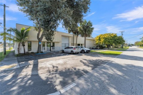 Коммерческая недвижимость в Дания-Бич, Флорида № 1996631