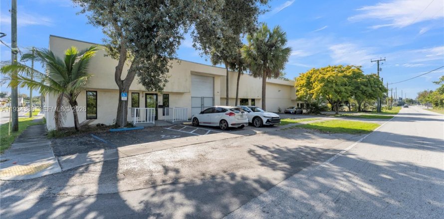 Коммерческая недвижимость в Дания-Бич, Флорида № 1996631