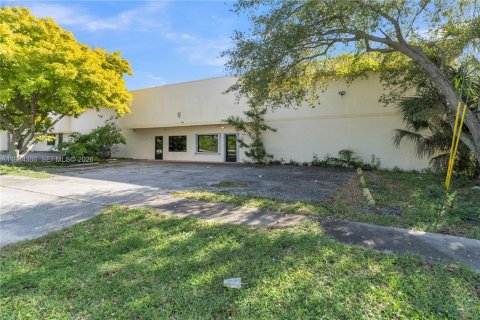 Купить коммерческую недвижимость в Дания-Бич, Флорида № 1996631 - фото 5