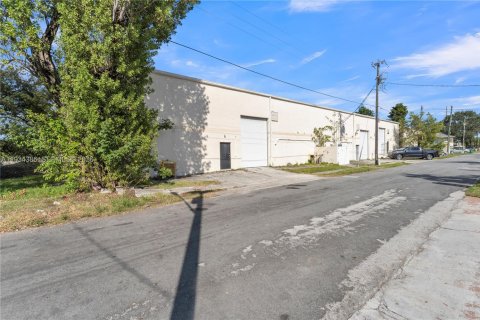 Купить коммерческую недвижимость в Дания-Бич, Флорида № 1996631 - фото 4