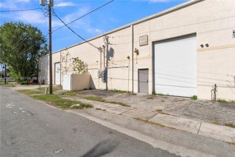 Купить коммерческую недвижимость в Дания-Бич, Флорида № 1996631 - фото 3