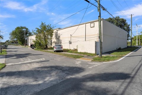 Купить коммерческую недвижимость в Дания-Бич, Флорида № 1996631 - фото 2