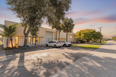 Купить коммерческую недвижимость в Дания-Бич, Флорида № 1996631 - фото 7