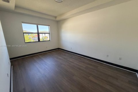 Снять в аренду таунхаус в Майами-Лейкс, Флорида 3 спальни, 161.93м2, № 2058021 - фото 13