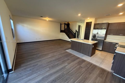 Снять в аренду таунхаус в Майами-Лейкс, Флорида 3 спальни, 161.93м2, № 2058021 - фото 5