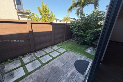 Снять в аренду таунхаус в Майами-Лейкс, Флорида 3 спальни, 161.93м2, № 2058021 - фото 4