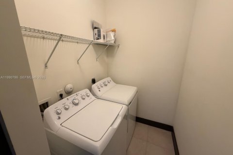 Снять в аренду таунхаус в Майами-Лейкс, Флорида 3 спальни, 161.93м2, № 2058021 - фото 21