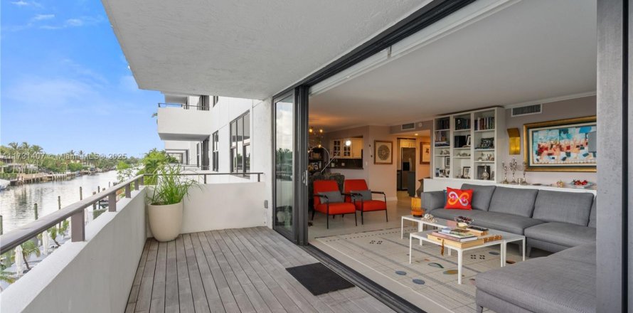 Condo in Bay Harbor Islands, Florida, 2 bedrooms № 1958085