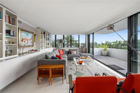 Condo in Bay Harbor Islands, Florida, 2 bedrooms № 1958085 - photo 3