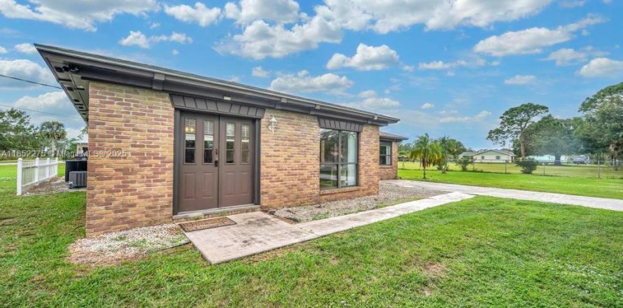 House in St. Lucie, Florida 3 bedrooms, 169.55 sq.m. № 2021055