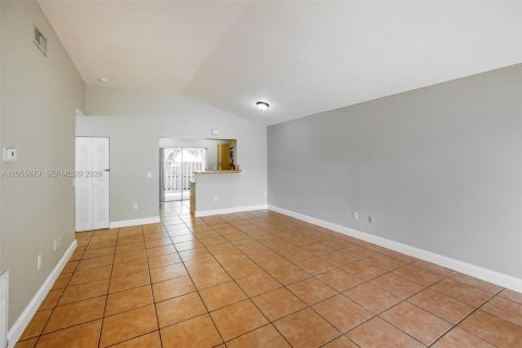 Villa ou maison à louer à Cutler Bay, Floride: 3 chambres, 110.09 m2 № 2168603 - photo 2