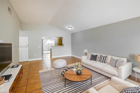 Villa ou maison à louer à Cutler Bay, Floride: 3 chambres, 110.09 m2 № 2168603 - photo 3