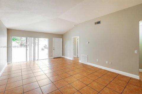 Villa ou maison à louer à Cutler Bay, Floride: 3 chambres, 110.09 m2 № 2168603 - photo 5