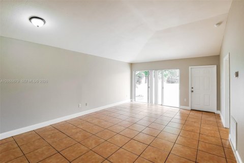 Villa ou maison à louer à Cutler Bay, Floride: 3 chambres, 110.09 m2 № 2168603 - photo 6
