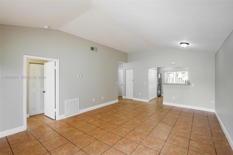 Villa ou maison à louer à Cutler Bay, Floride: 3 chambres, 110.09 m2 № 2168603 - photo 4