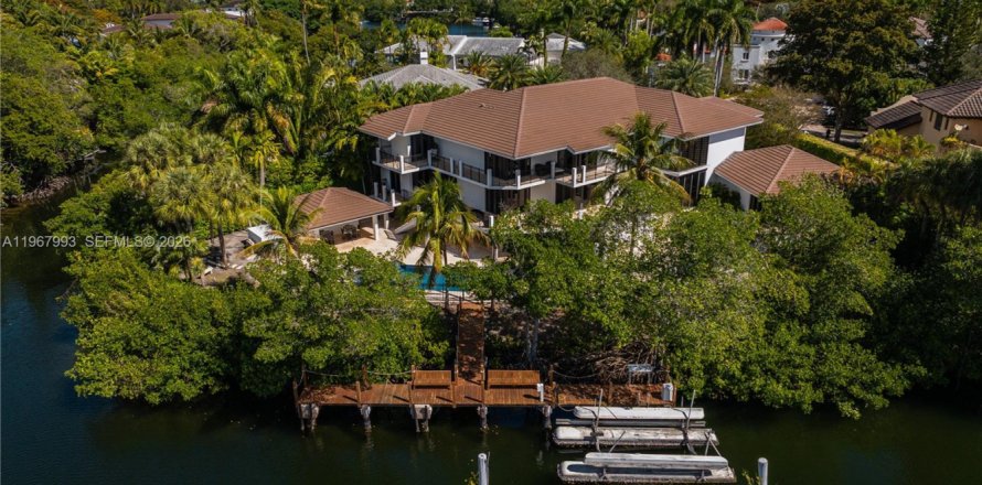 Villa ou maison à Coral Gables, Floride 8 chambres, 931.35 m2 № 2031668