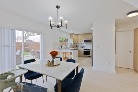 House in Miami, Florida 3 bedrooms, 132.39 sq.m. № 1954150 - photo 9