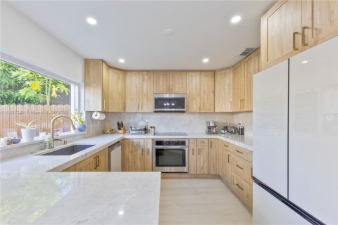 House in Miami, Florida 3 bedrooms, 132.39 sq.m. № 1954150 - photo 11