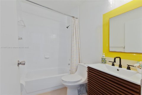 House in Miami, Florida 3 bedrooms, 132.39 sq.m. № 1954150 - photo 5