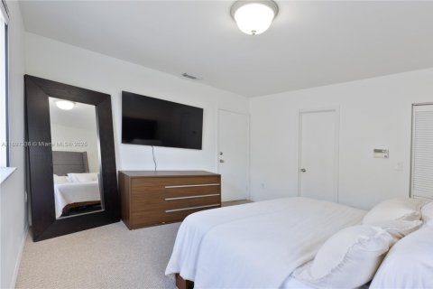 House in Miami, Florida 3 bedrooms, 132.39 sq.m. № 1954150 - photo 16