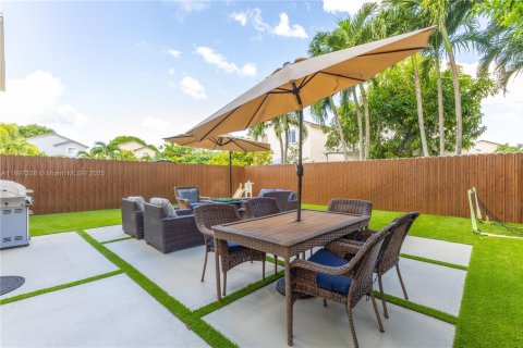 House in Miami, Florida 3 bedrooms, 132.39 sq.m. № 1954150 - photo 23