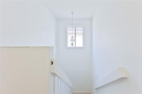House in Miami, Florida 3 bedrooms, 132.39 sq.m. № 1954150 - photo 13
