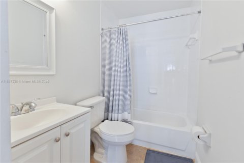 House in Miami, Florida 3 bedrooms, 132.39 sq.m. № 1954150 - photo 17