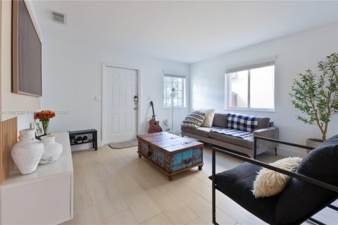 House in Miami, Florida 3 bedrooms, 132.39 sq.m. № 1954150 - photo 2