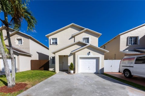 House in Miami, Florida 3 bedrooms, 132.39 sq.m. № 1954150 - photo 1