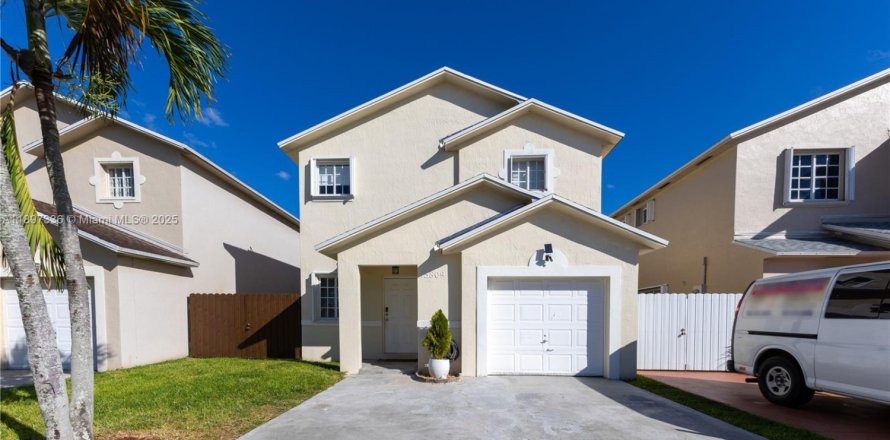 House in Miami, Florida 3 bedrooms, 132.39 sq.m. № 1954150