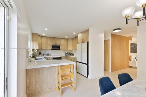 House in Miami, Florida 3 bedrooms, 132.39 sq.m. № 1954150 - photo 7