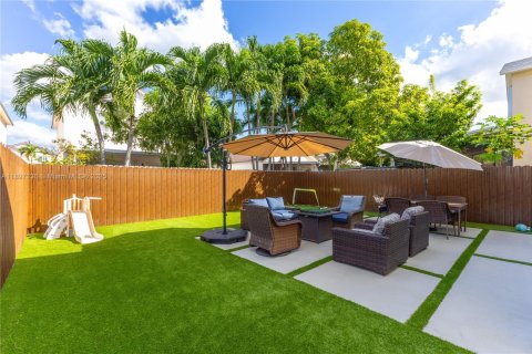 House in Miami, Florida 3 bedrooms, 132.39 sq.m. № 1954150 - photo 25