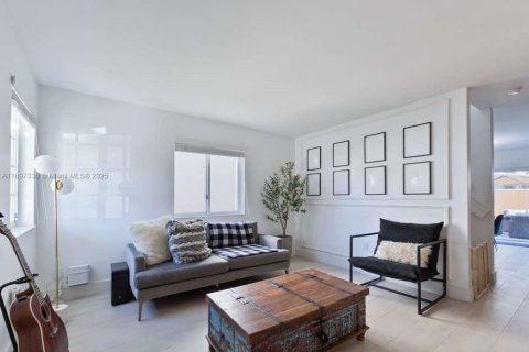 House in Miami, Florida 3 bedrooms, 132.39 sq.m. № 1954150 - photo 4