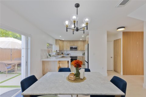 House in Miami, Florida 3 bedrooms, 132.39 sq.m. № 1954150 - photo 8