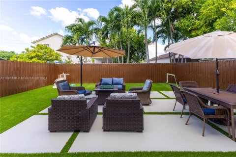 House in Miami, Florida 3 bedrooms, 132.39 sq.m. № 1954150 - photo 26