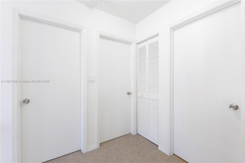 House in Miami, Florida 3 bedrooms, 132.39 sq.m. № 1954150 - photo 14
