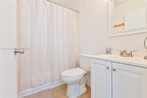 House in Miami, Florida 3 bedrooms, 132.39 sq.m. № 1954150 - photo 19