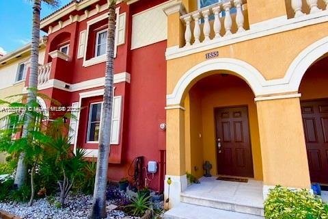 Townhouse in Miramar, Florida 3 bedrooms, 153.85 sq.m. № 1881697 - photo 1