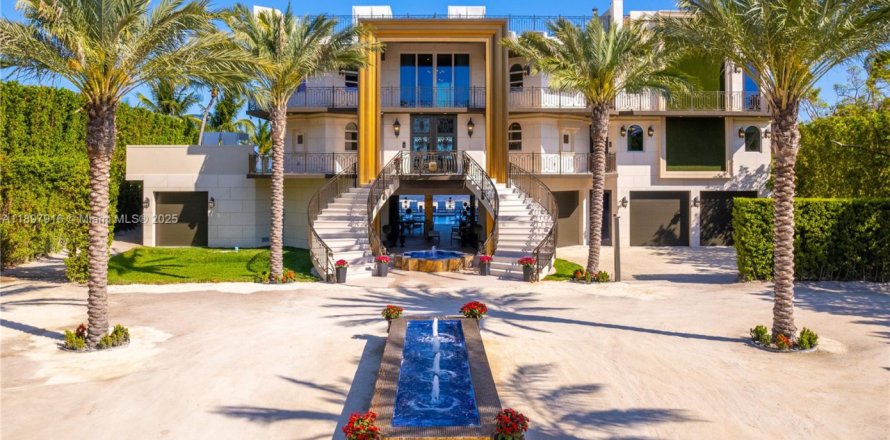 House in Islamorada, Village of Islands, Florida 7 bedrooms, 945.93 sq.m. № 2013314