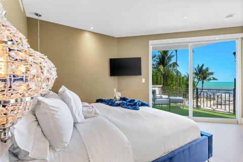 House in Islamorada, Village of Islands, Florida 7 bedrooms, 945.93 sq.m. № 2013314 - photo 16