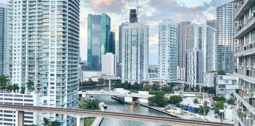 Condominio en Miami, Florida, 1 dormitorio  № 2026470