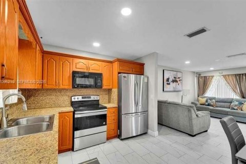 Villa ou maison à louer à Miami Gardens, Floride: 3 chambres № 2386975 - photo 4