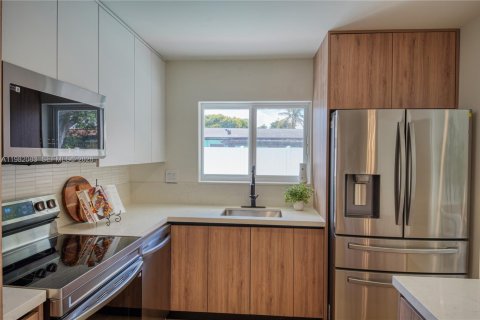 House in Pompano Beach, Florida 3 bedrooms, 103.77 sq.m. № 2049547 - photo 12