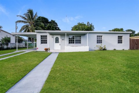 Villa ou maison à Miami Gardens, Floride 4 chambres, 109.16 m2 № 2045692