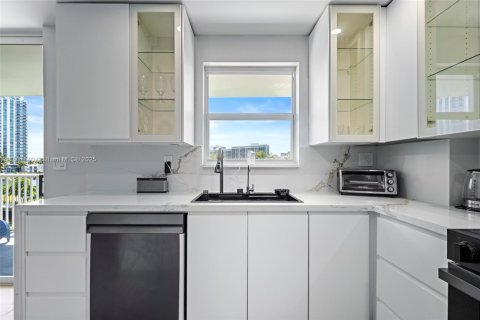 Condominio en venta en Hallandale Beach, Florida, 2 dormitorios, 121.79 m2 № 1683843 - foto 5