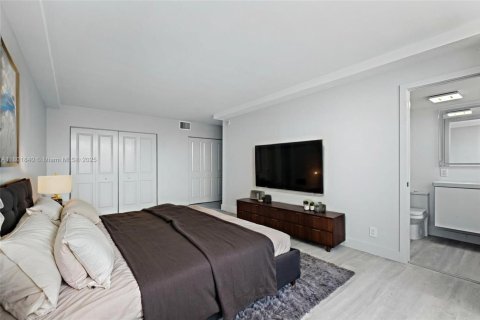 Condominio en venta en Hallandale Beach, Florida, 2 dormitorios, 121.79 m2 № 1683843 - foto 15