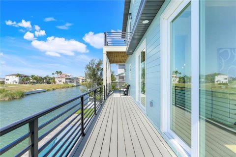 House in Hernando Beach, Florida 4 bedrooms, 199.74 sq.m. № 1650581 - photo 28