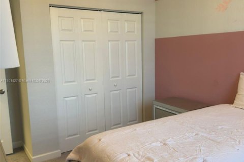 Casa en venta en Hialeah, Florida, 4 dormitorios, 184.88 m2 № 1686176 - foto 13