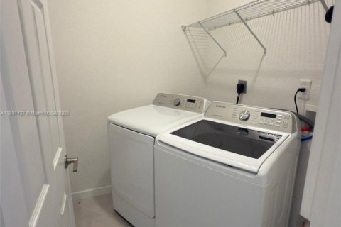 Casa en venta en Hialeah, Florida, 4 dormitorios, 184.88 m2 № 1686176 - foto 18