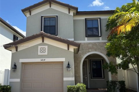 Casa en venta en Hialeah, Florida, 4 dormitorios, 184.88 m2 № 1686176 - foto 1